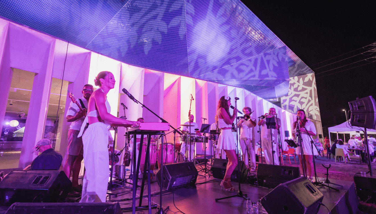 Eine Nacht mit eigenem Licht im Auditori Teulada Moraira