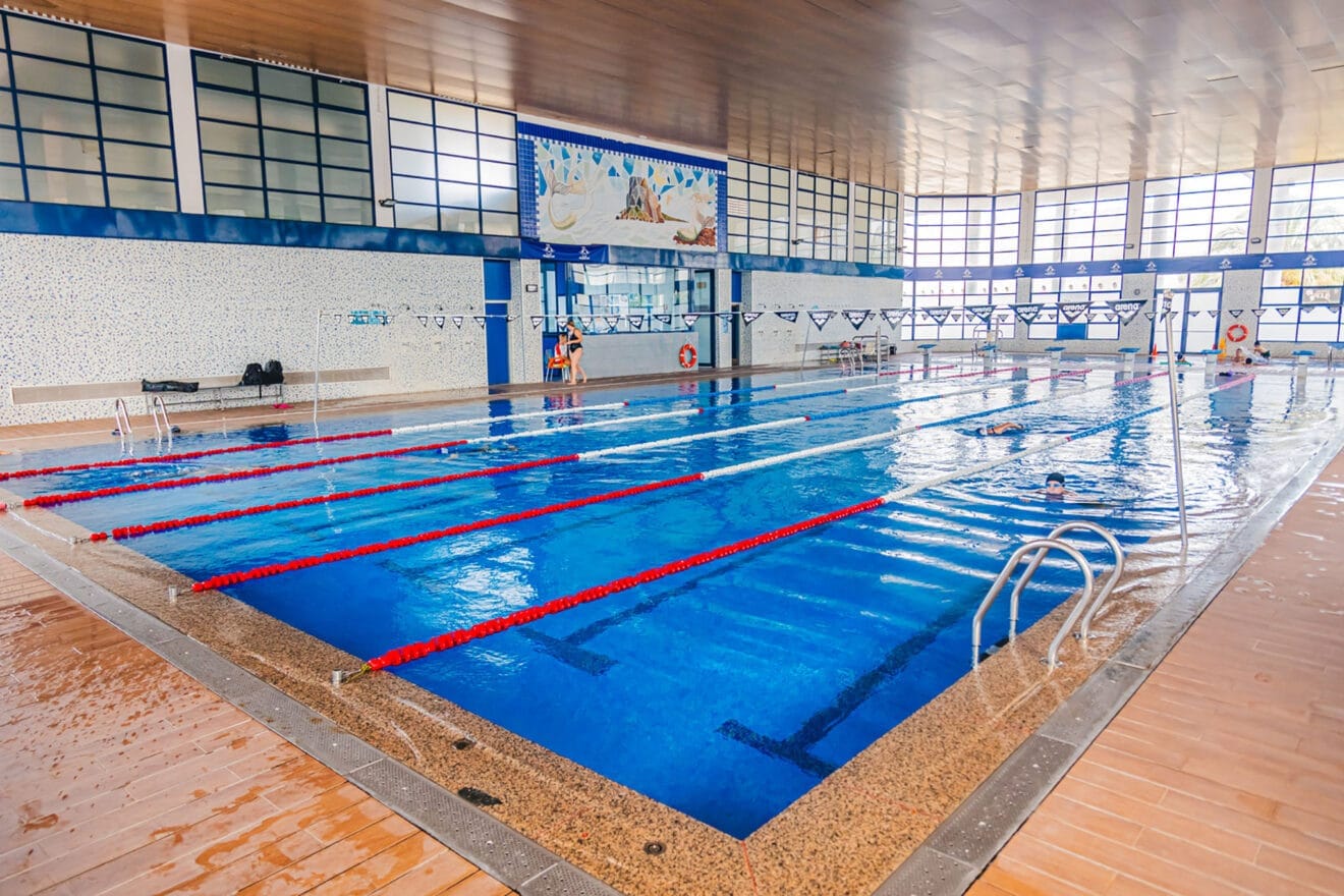 Usuarios en la piscina municipal de Calp