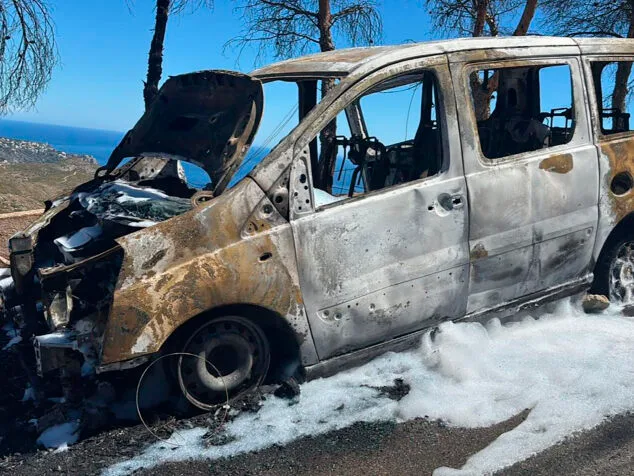 Imagen: Vehículo calcinado en Benitatxell