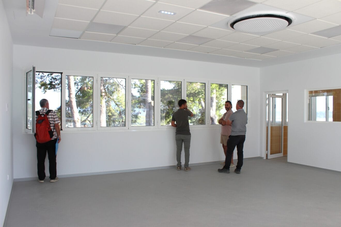 Autoridades municipales visitan las instalaciones del centro escolar en la vuelta al cole en Benitatxell 2025-2026