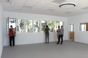 Autoridades municipales visitan las instalaciones del centro escolar en la vuelta al cole en Benitatxell 2025-2026