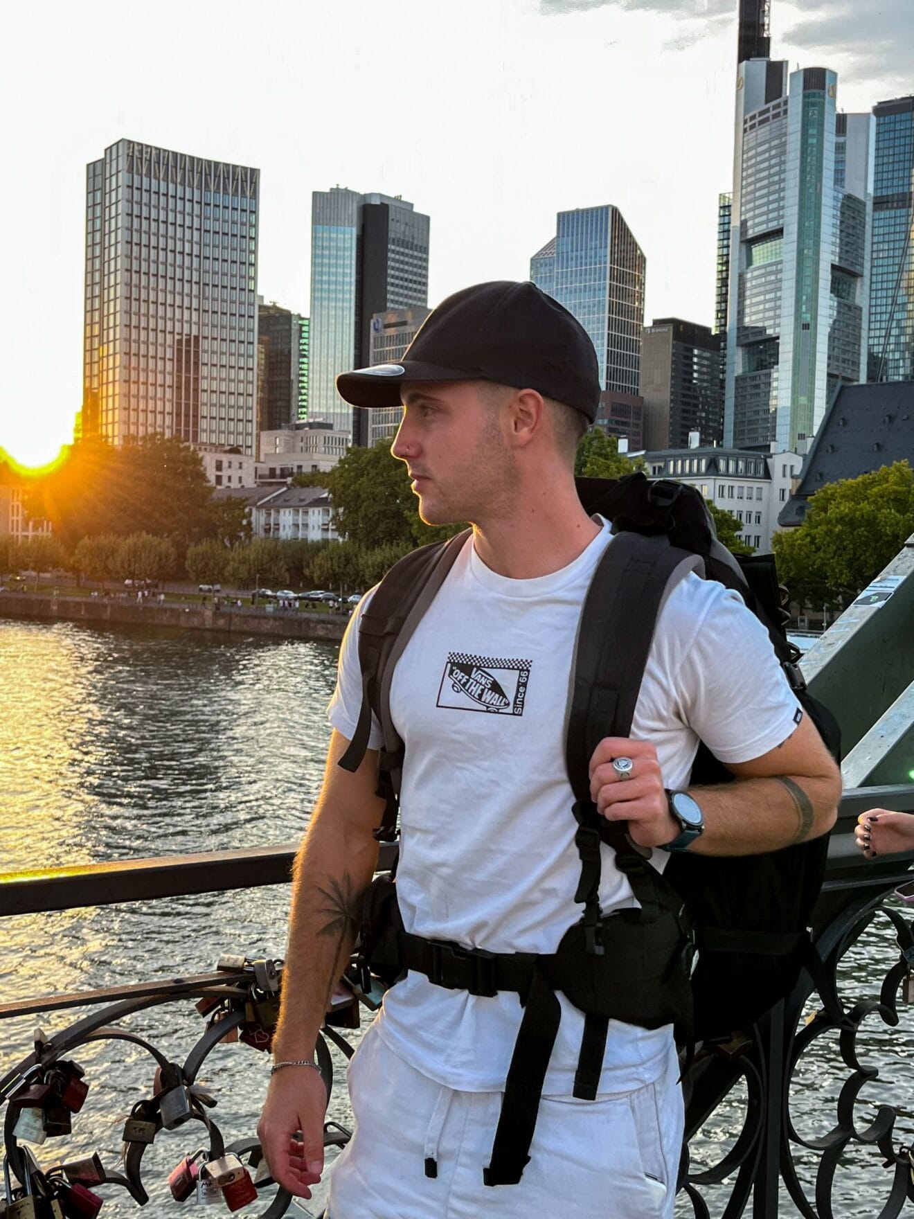 Yuri con su mochila y viajando por Europa haciendo autoestop