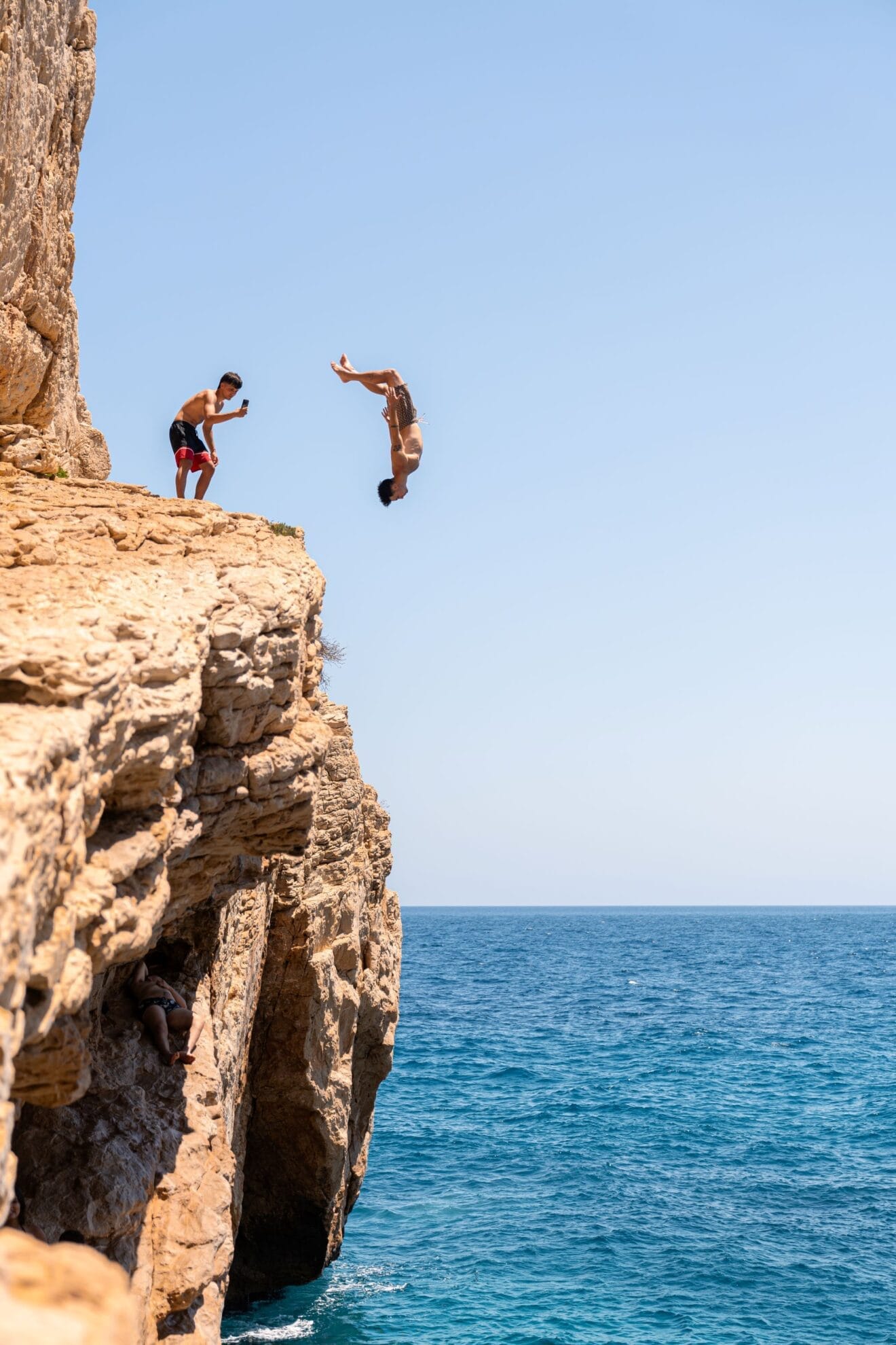 Yuri haciendo acrobacias en una cala de la Marina Alta
