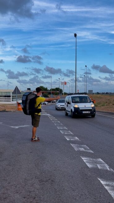 Yuri per Anhalter in seiner persönlichen Herausforderung