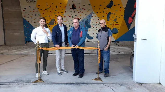 Benissa, capital autonómica de la escalada: el nuevo Rocódromo Municipal abre al público avalado por la FEMECV 2 Imagen: Adrián Cabrera, Arturo Poquet, Carlos Ferris y Miguel Ángel Soliveres inaugurando el rocódromo de Benissa