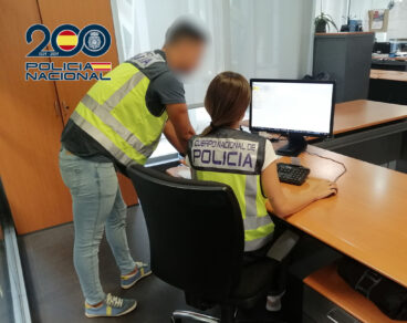 agentes de la policia nacional en una investigacion
