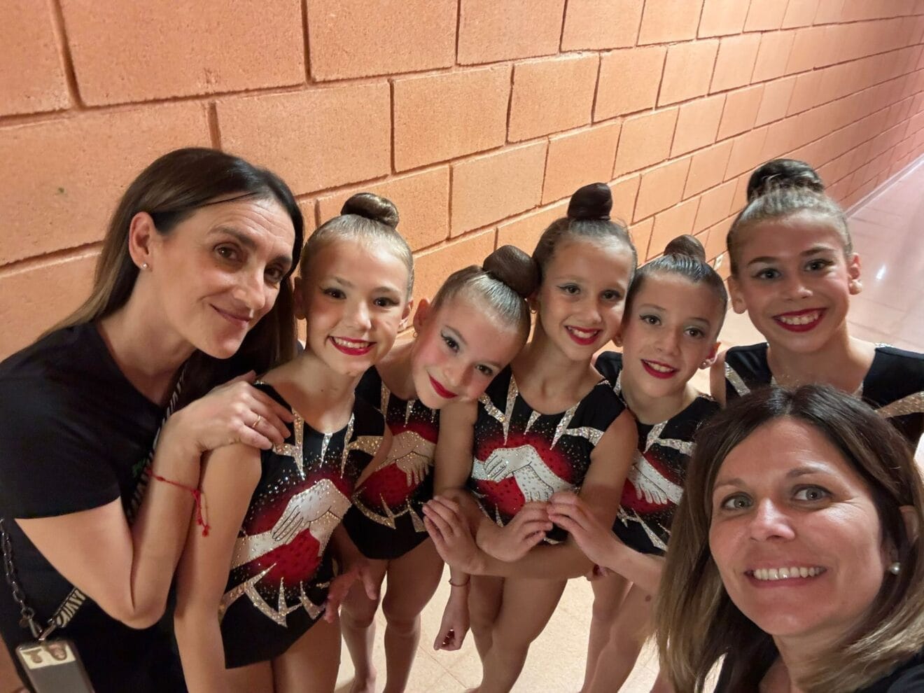 Las prebenjamines con sus entrenadoras