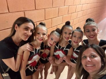 Las prebenjamines con sus entrenadoras