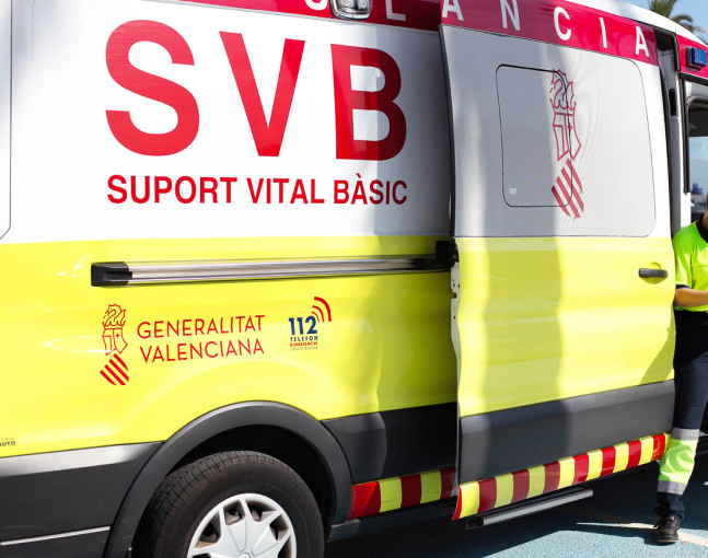 Un motorista resulta herido grave al colisionar con un vehículo en Ondara 2 ambulancia de svb