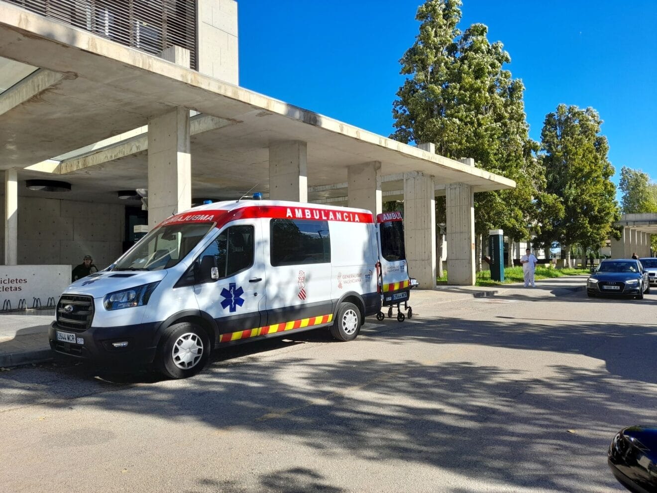 Ambulancia en el Hospital de Dénia (archivo)