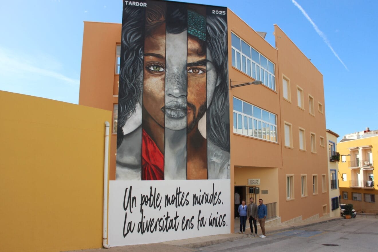 Autoridades municipales junto al cartel