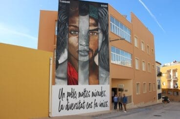 Autoridades municipales junto al cartel