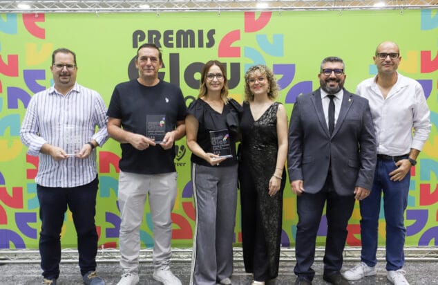 Imagen: Autoridades y premiados en la entrega de los I Premis Clau del Verger