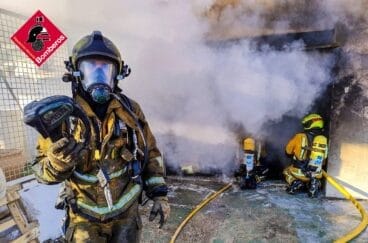 Bomberos interviene en el incendio del garage de un establecimiento en Moraira (1)