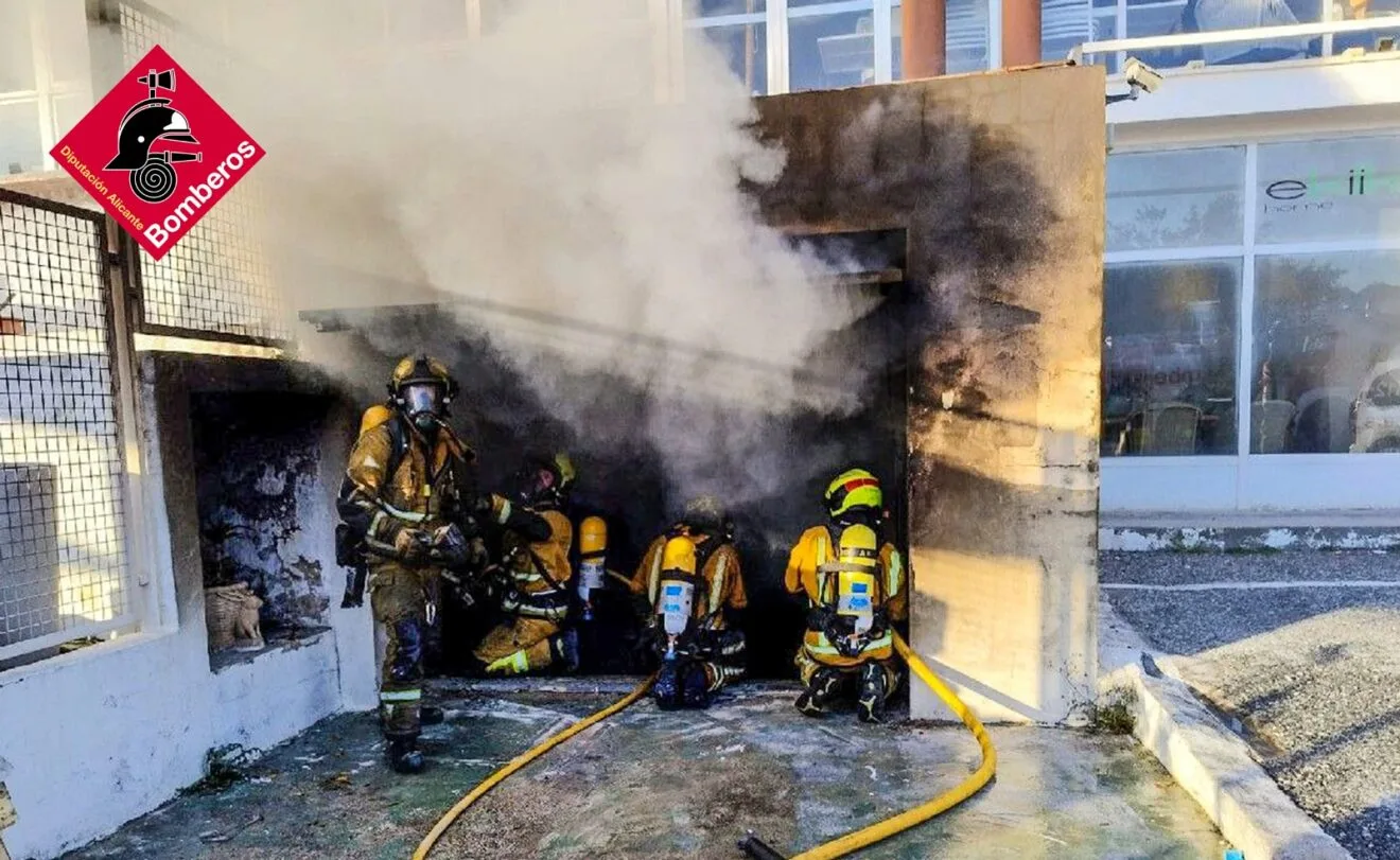 Bomberos interviene en el incendio del garage de un establecimiento en Moraira (2)
