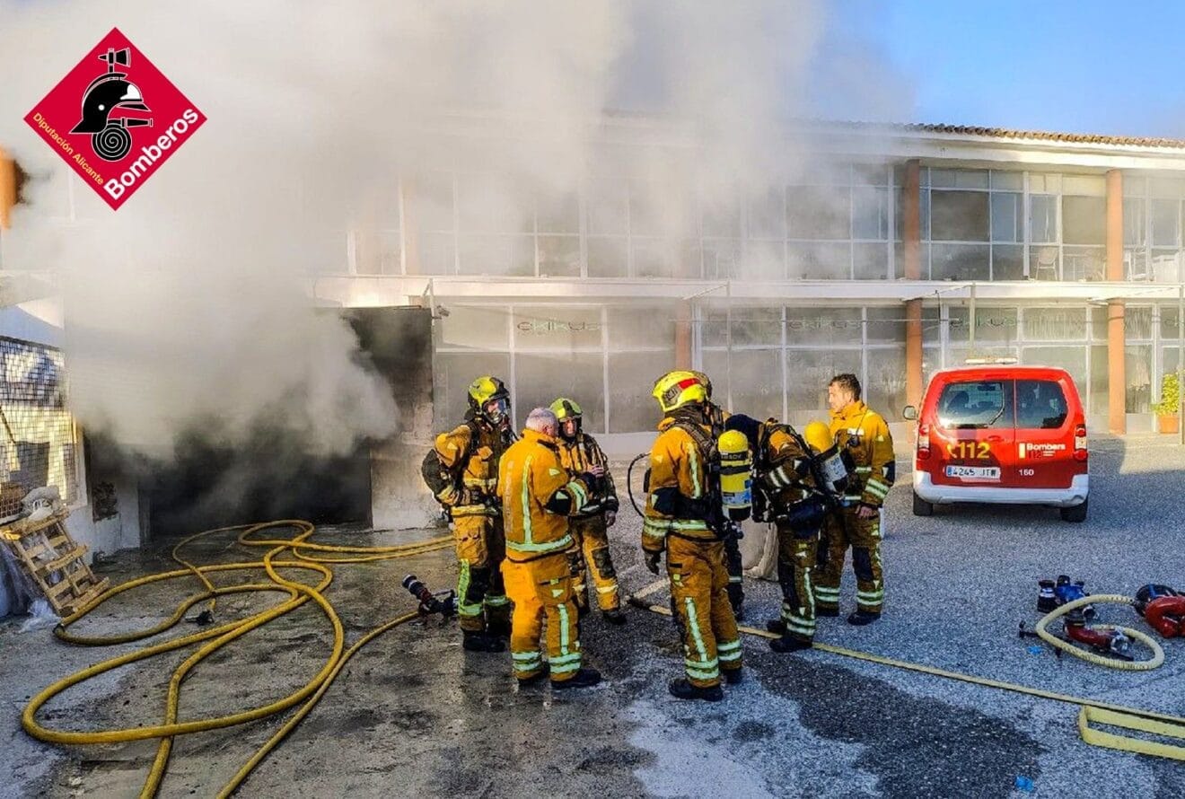 Bomberos interviene en el incendio del garage de un establecimiento en Moraira