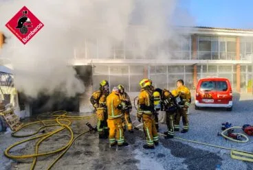 Bomberos interviene en el incendio del garage de un establecimiento en Moraira