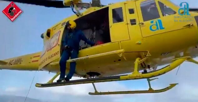 bomberos rescatan a una senderista con sintomas de golpe de calor en la serra de bernia