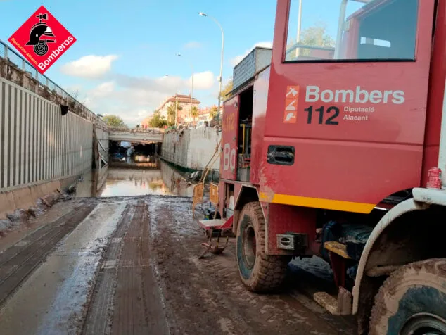 Imagen: Camión del Consorcio Provincial de Bomberos de Alicante en un paso afectado por la DANA en la provincia de València en 2024