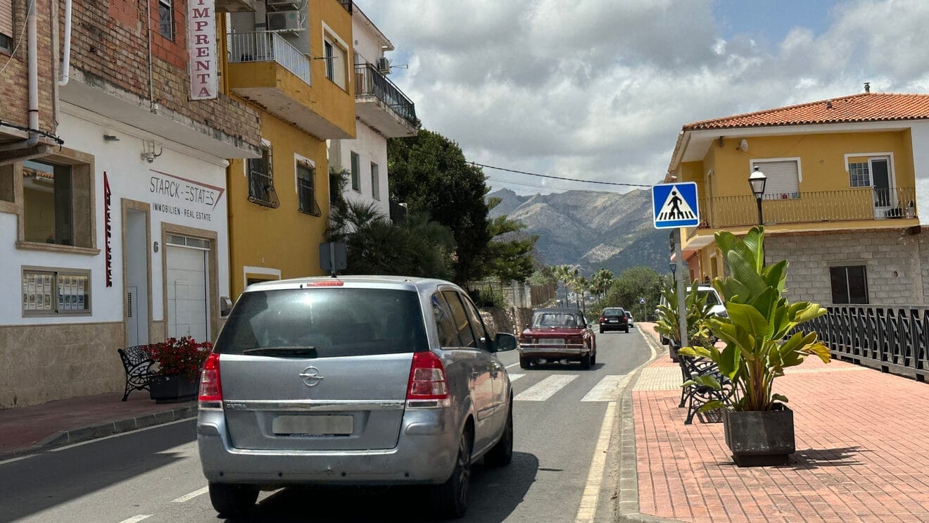 Coches circulando por Benidoleig (archivo)