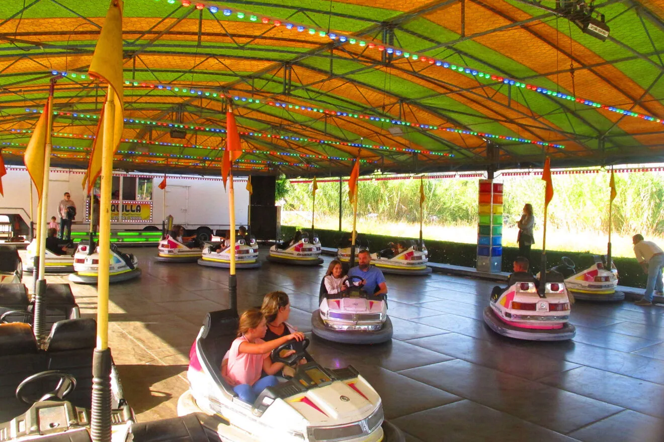 Coches de choque en la feria de atracciones de Ondara