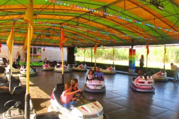 Coches de choque en la feria de atracciones de Ondara
