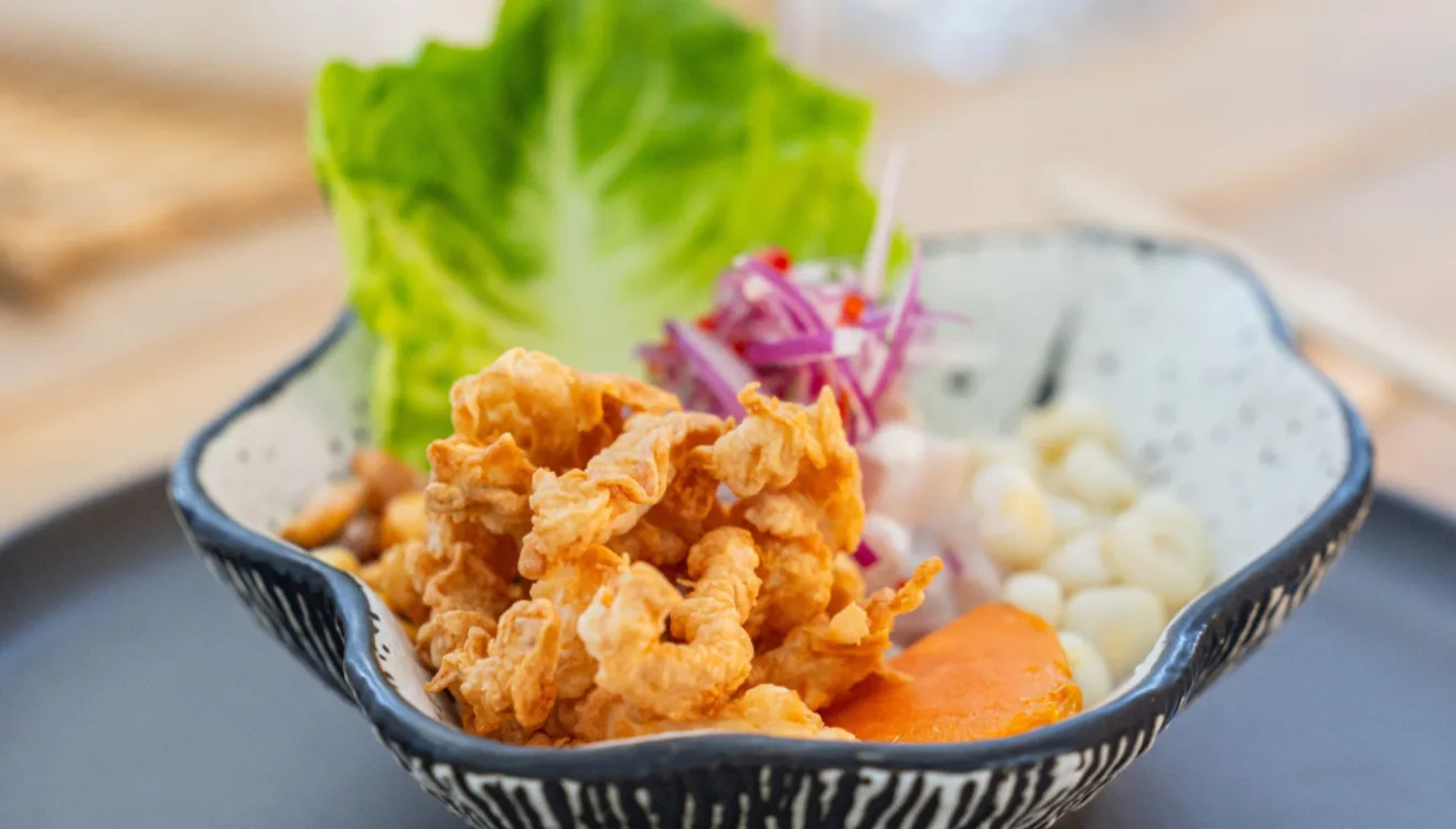 Cocina creativa que celebra el producto local con técnica nikkei
