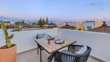 Comodidad y elegancia en las mesas del restaurante Mi AlmaZara