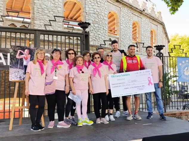 Imagen: Entrega del cheque de la carrera solidaria contra el cáncer en Ondara