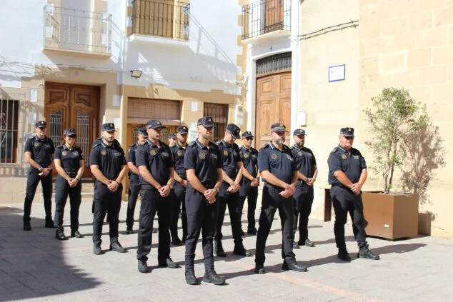 La Policía Local de Benitatxell homenajea a sus agentes por su labor en la DANA, el apagón y la formación escolar 9 dia de los angeles custodios en benitatxell en 2025 06