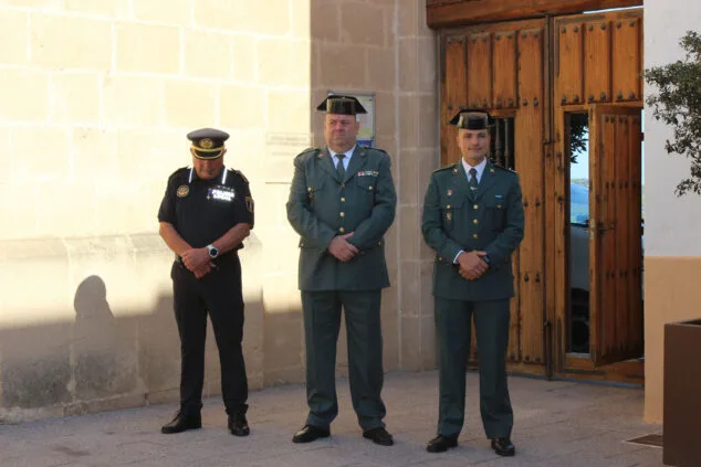 La Policía Local de Benitatxell homenajea a sus agentes por su labor en la DANA, el apagón y la formación escolar 10 dia de los angeles custodios en benitatxell en 2025 08