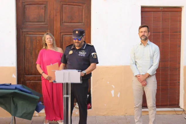 La Policía Local de Benitatxell homenajea a sus agentes por su labor en la DANA, el apagón y la formación escolar 2 Imagen: Discurso en el Día de los Ángeles Custodios, patrón de la Policía Local, en Benitatxell este 2025