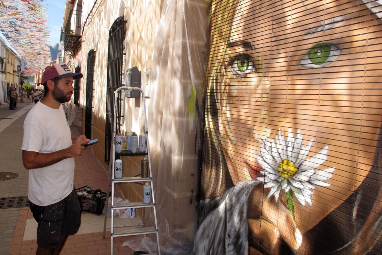 El artista de Dénia Tardor en Persianes amb Art 2025 en Els Poblets