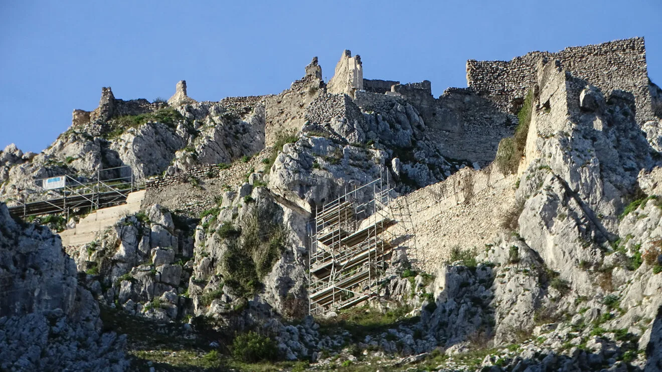 El Castell de Benissili en la Vall de Gallinera durante los trabajos de conservación