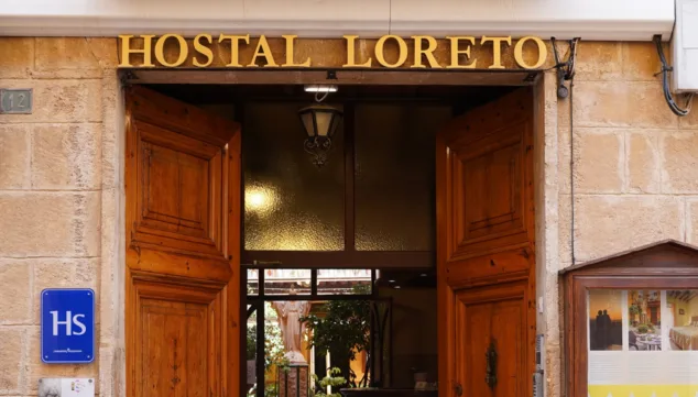 façana de l'hostal loreto al nucli antic de denia