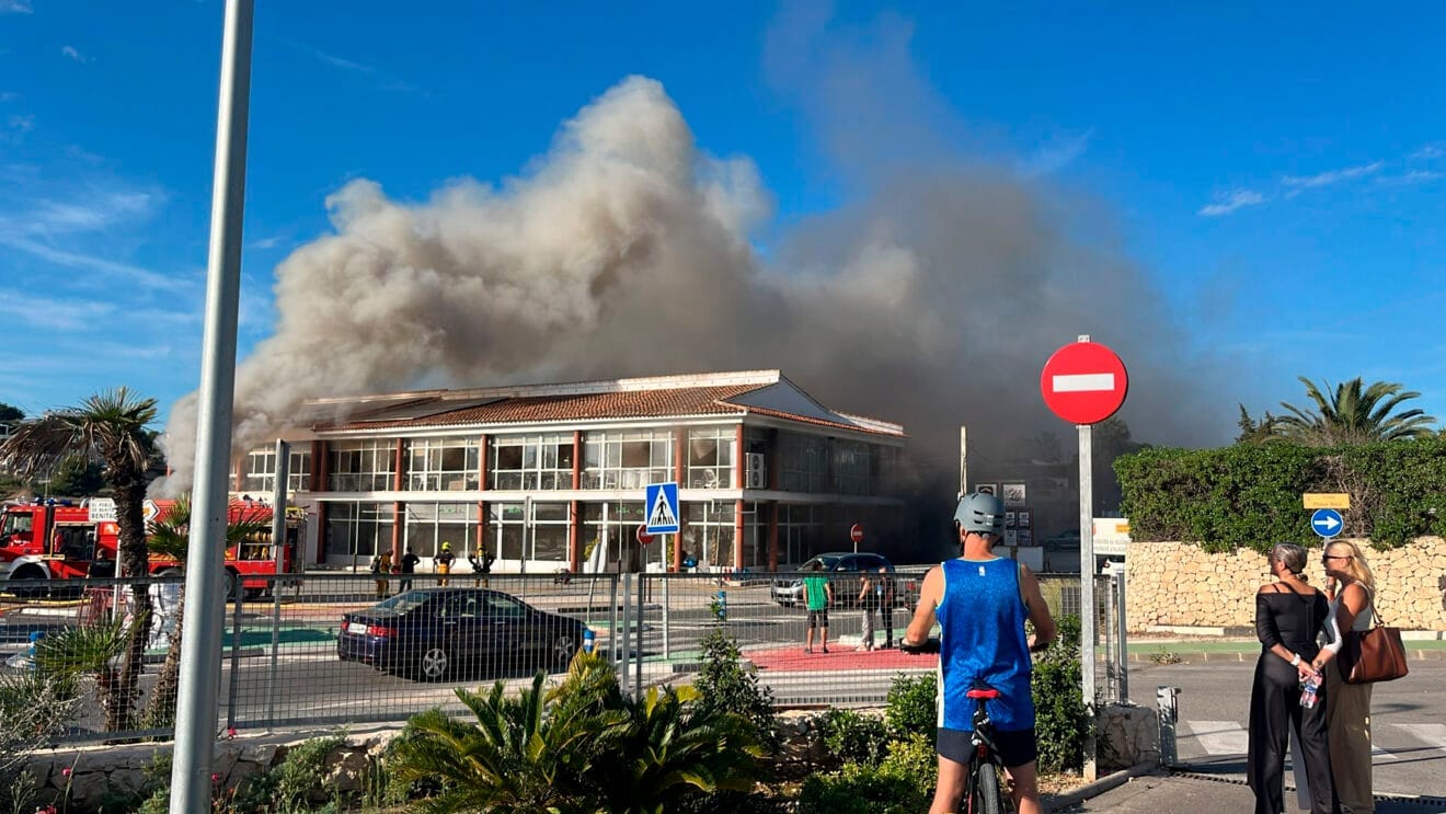 Gran humareda junto a unos establecimientos de Moraira
