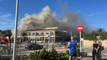 gran humareda junto a unos establecimientos de moraira