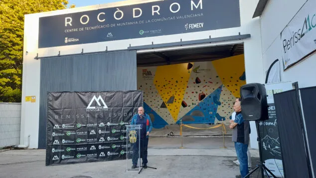 Benissa, capital autonómica de la escalada: el nuevo Rocódromo Municipal abre al público avalado por la FEMECV 7 inauguracion del rocodromo municipal de benissa 03