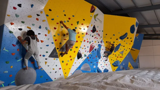 Benissa, capital autonómica de la escalada: el nuevo Rocódromo Municipal abre al público avalado por la FEMECV 15 inauguracion del rocodromo municipal de benissa 11