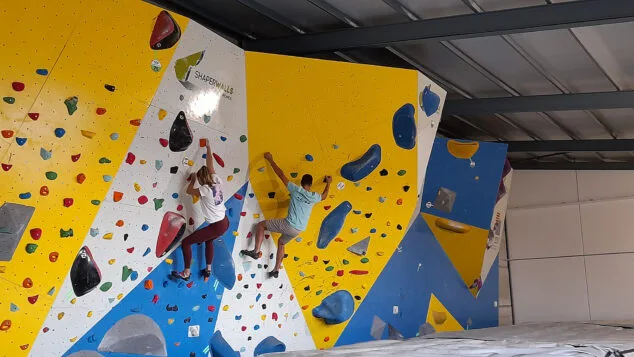 Benissa, capital autonómica de la escalada: el nuevo Rocódromo Municipal abre al público avalado por la FEMECV 22 inauguracion del rocodromo municipal de benissa 18