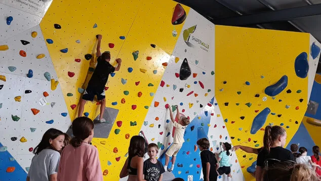 Benissa, capital autonómica de la escalada: el nuevo Rocódromo Municipal abre al público avalado por la FEMECV 29 inauguracion del rocodromo municipal de benissa 25