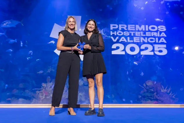 Imagen: Inês Correia, jefa de sala de Orobianco, recoge el premio a Mejor Servicio de Sala de Hostelería Valencia