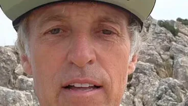 Jesus Calleja krönt den Gipfel des Bernia-Gebirges