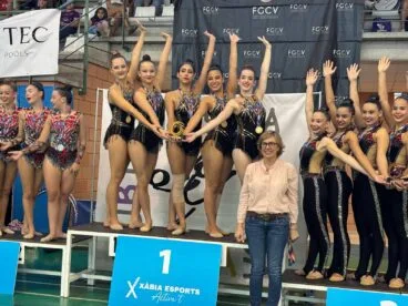 El equipo juvenil en lo alto del podio