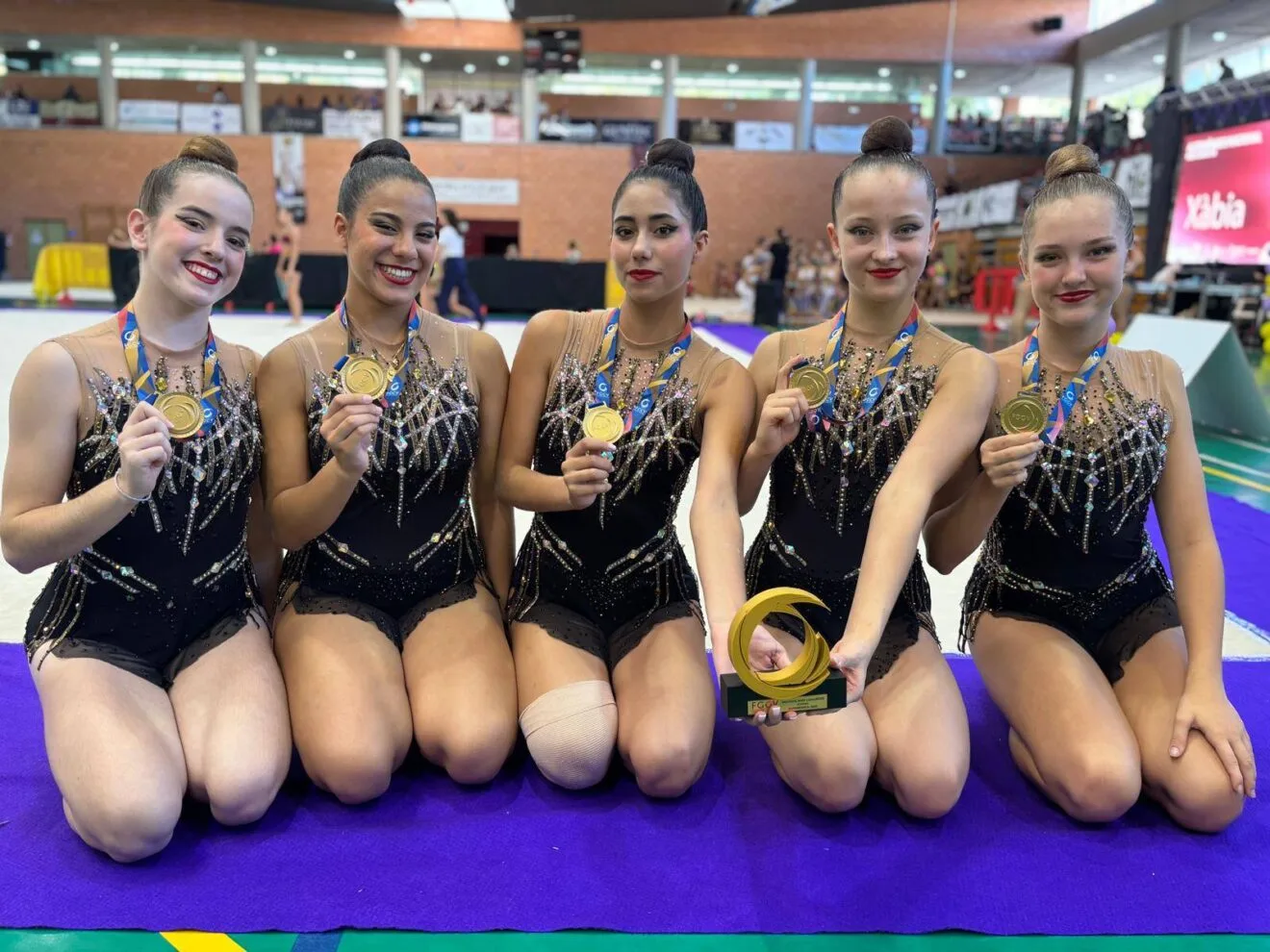 Conjunto juvenil con la medalla de oro