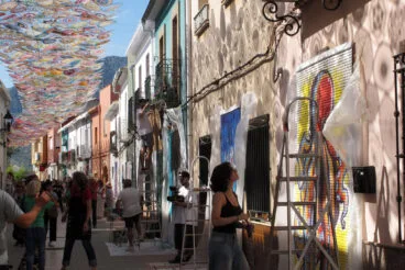 La calle Major de Els Poblets durante Persianes amb Art 2025