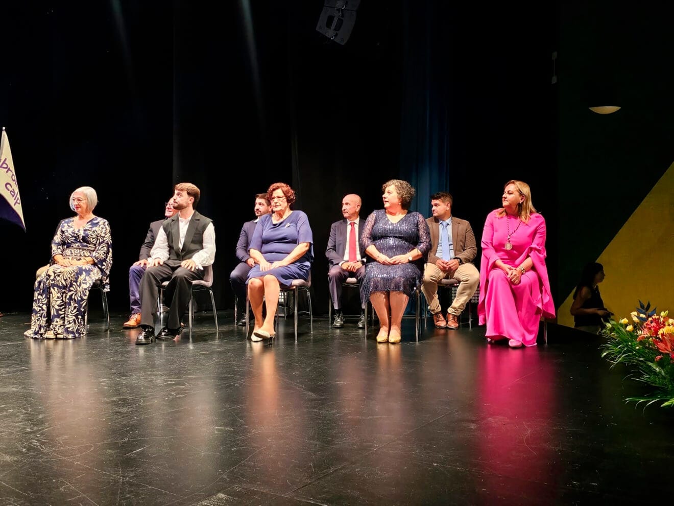 Los galardonados del Premio Jaume Pastor i Fluixà 9 d'Octubre y las Medallas de la Vila y la alcaldesa de Calp en el escenario