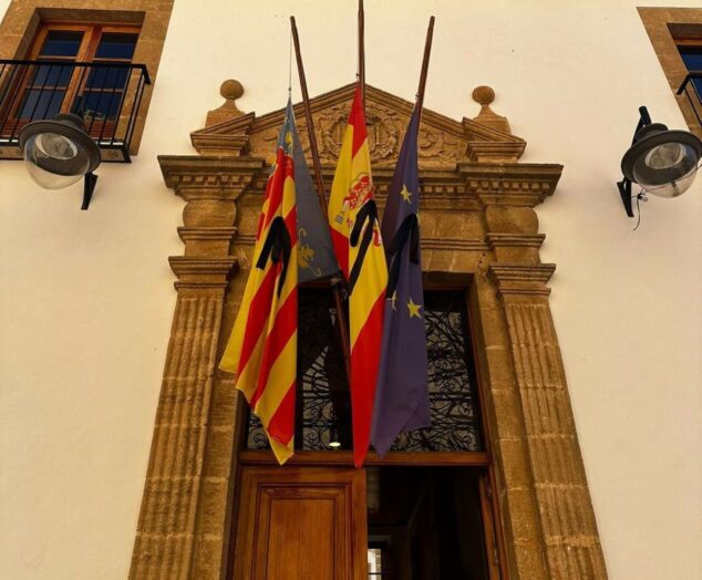 El Consell declara el 29 de octubre día de luto oficial en toda la Comunitat Valenciana en memoria de las 229 víctimas de la DANA 1 Imagen: Luto oficial en el Ayuntamiento de Xàbia