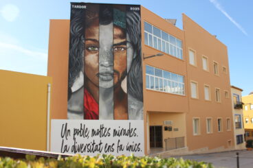 Benitatxell inaugura un mural del artista 'Tardor' para celebrar la diversidad 4 mural de tardor en benitatxell