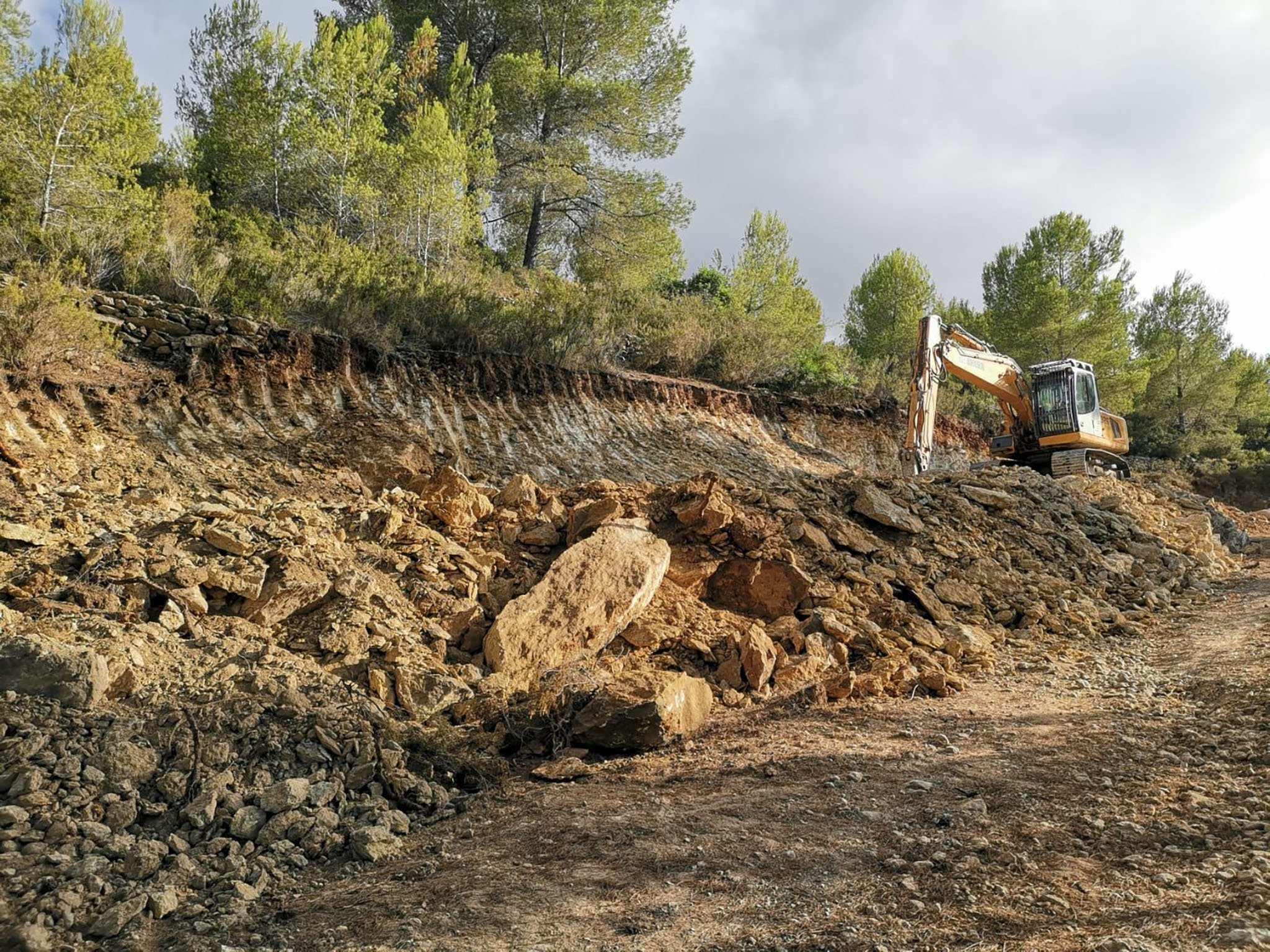 Compromís alerta que el actual PAI de Llíber repite el modelo que originó la trama urbanística recientemente condenada 2 obras y maquinaria pesada efectuando trabajos sobre la muntanya llarga de lliber para ejecutar el pai archivo